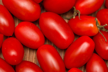 Много маленьких помидор