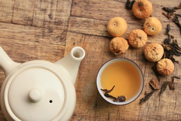 dried figs and hot tea