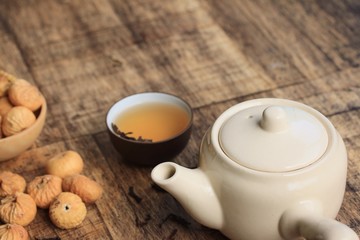 dried figs and hot tea