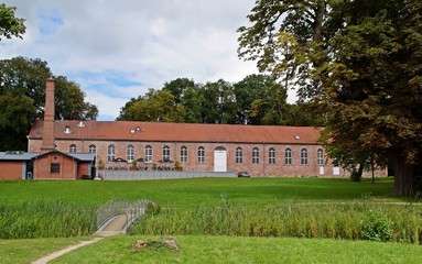 Fototapeta na wymiar Marstall im Schlosspark Putbus