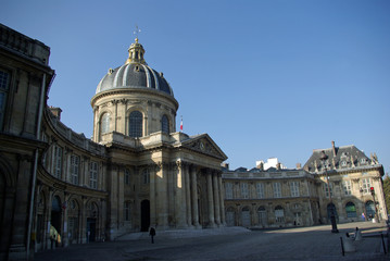 Fototapeta na wymiar Façade de l'Institut de France à Paris