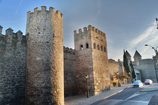 torreones cerca de la Puerta de Bisagra en toledo