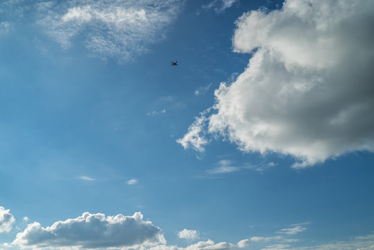 Weiß-blauer Himmel mit einem Quadrocopter