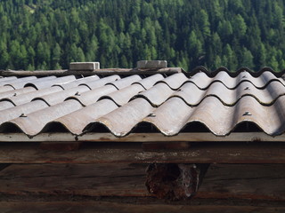 Dach aus Wellasbestplatten