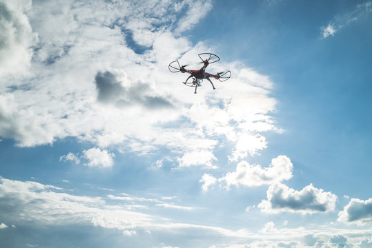 Drohne ferngesteuert unter weiß-blauem Himmel