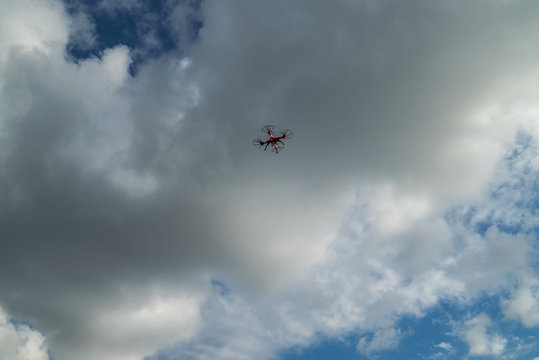Drohne fliegt in den Himmel zu den Wolken