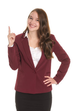 Junge Frau im Business Outfit zeigt mit dem Finger hoch - Geschäftsfrau zeigt nach oben - freigestellt 