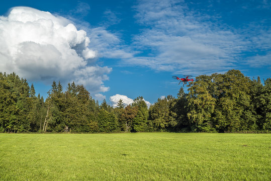 Quadrocopter versus Kumuluswolke im Grünen