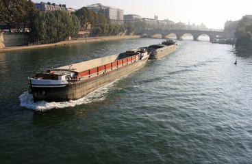 Péniches sur la Seine à Paris, France