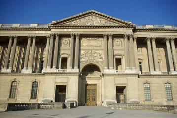 Fototapeta na wymiar Palais du Louvre à Paris, France