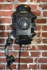 Vintage Telefon auf Ziegelsteinmauer 