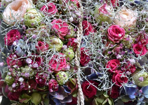 Blumengebinde in Buchform mit rosa Rosen, blauen Hortensienbl&uuml;ten und Silberdraht