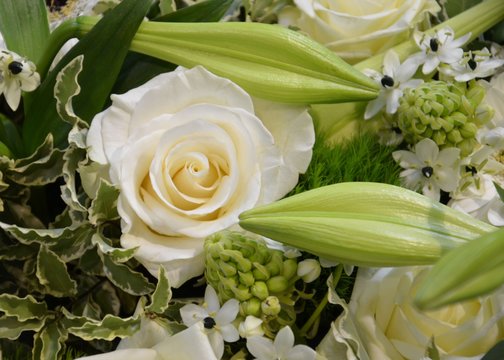 Fototapeta Weiße Lilien mit Rosen und Jasmin - Trauerfloristik