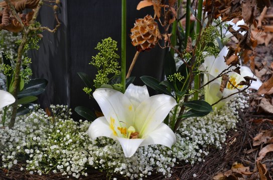 Grabdekoration aus wei&szlig;en Lilien - Herbstkranz