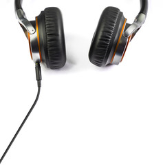Auriculares color naranja sobre fondo blanco