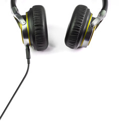 Auriculares color amarillo sobre fondo blanco