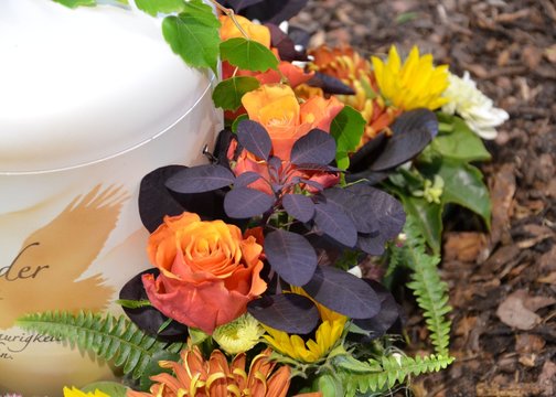 Bl&uuml;tenschmuck Rosen mit Urne