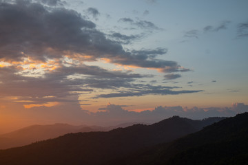 Fototapeta premium zachód słońca z górą