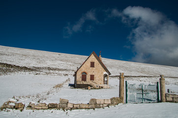 Chalet di montagna sulla neve