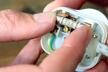 Replacing the fuse in a UK 13 amp domestic electric plug