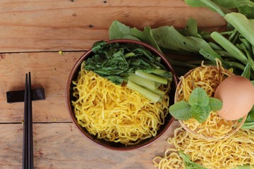 Egg noodles and raw noodles for cooking.
