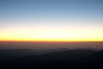 Obraz premium Panorama wschód słońca i góry