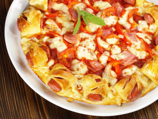 Pizza mit Würstchen