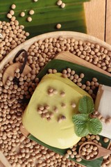 Tofu for cooking and soybean seed.