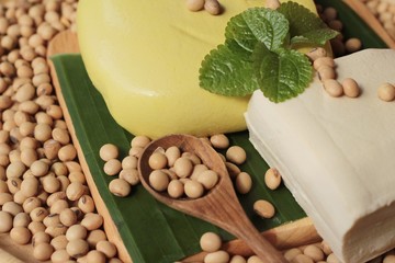 Tofu for cooking and soybean seed.