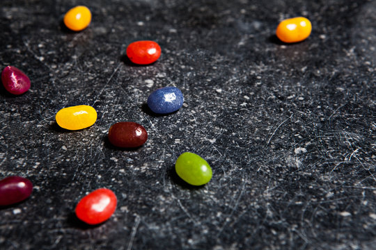 Jellybeans auf einer schwarzen Steinplatte