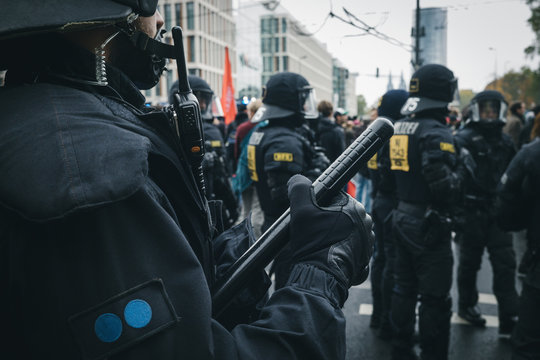 Polizeiaufmarsch bei Demonstration mit Wasserwerfer in Köln