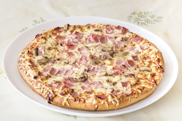 pizza cuite présenté sur plat