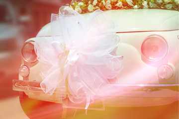 Auto vintage con fiocco da sposa e fiori 