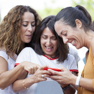 Amigas divirti&eacute;ndose con el m&oacute;vil