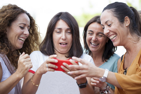 Amigas divirti&eacute;ndose con el m&oacute;vil