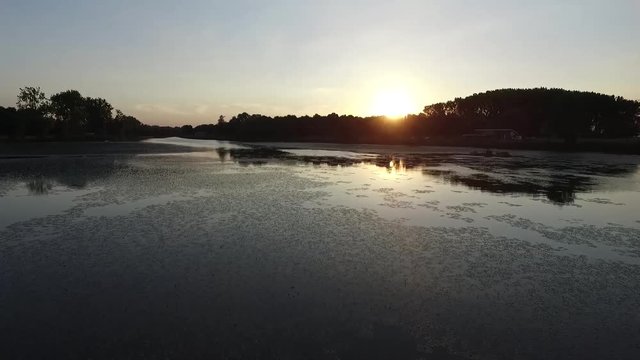 survol par drone lac avec soleil couchant 