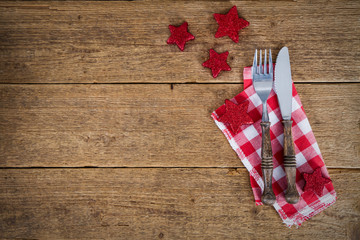 Obraz premium the cutlery on the table in santa hat