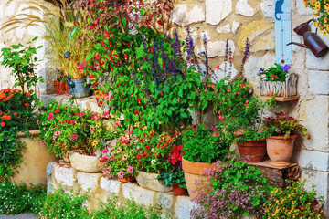 Fototapeta na wymiar Rural house decorated with flowers in pots, Gourdon France
