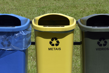 Waste recyclable container