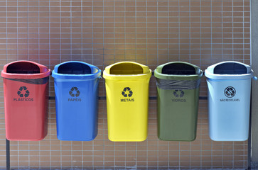 Waste recyclable container