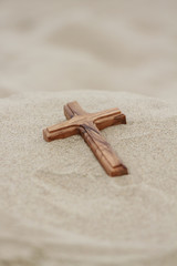 Kruzifix im Sand