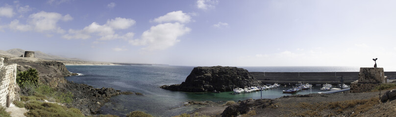 Obraz premium Hafen von El Cotillo im Gegenlicht mit Burg von Toston