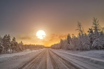 Papier Peint photo autocollant Hiver Nuit polaire coucher de soleil sur route en Finlande