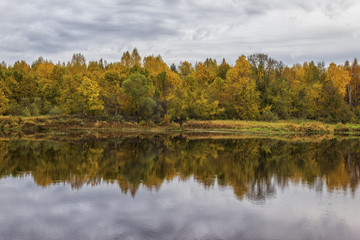 Fototapeta na wymiar Autumn. On the river Mologa.