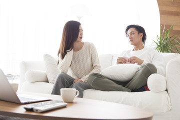 Obraz premium Young couple are talking happily in the living room