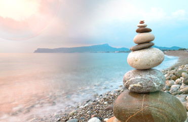 Fototapeta premium zen taşları ve sahilde gündoğumu
