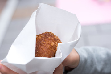 カレーパンを持つ女性