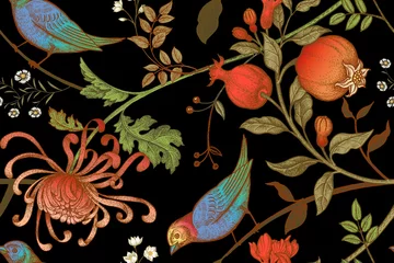Nahtloses Muster mit Chrysanthemen, Granatäpfeln und Vögeln. © marinavorona