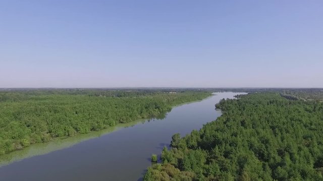 survol par drone d'une riviere par temps clair