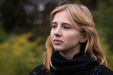 Naklejka premium Nice girl outdoor in an autumn day